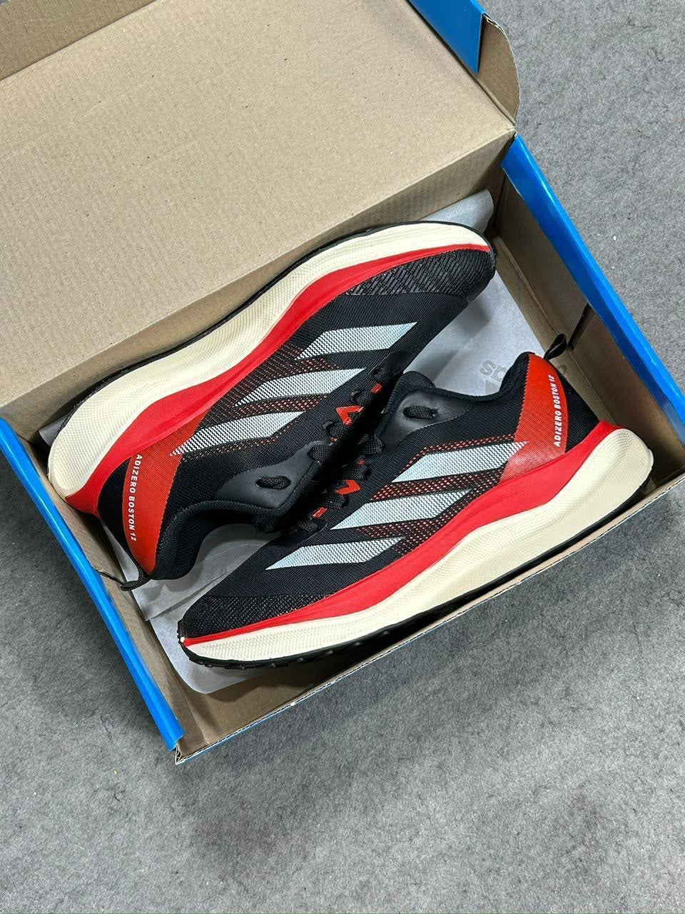 ADIZERO BOOST PRETO E VERMELHO