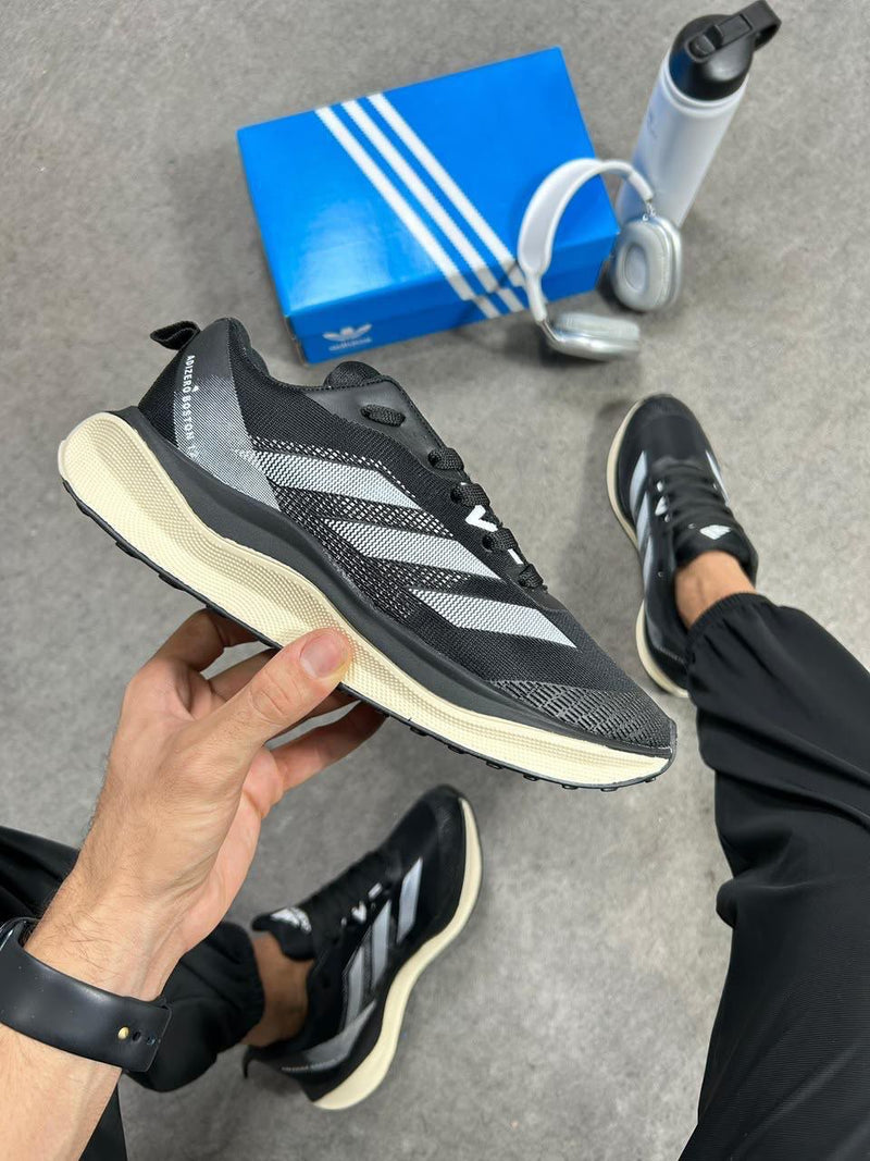 ADIZERO BOOST PRETO E BRANCO