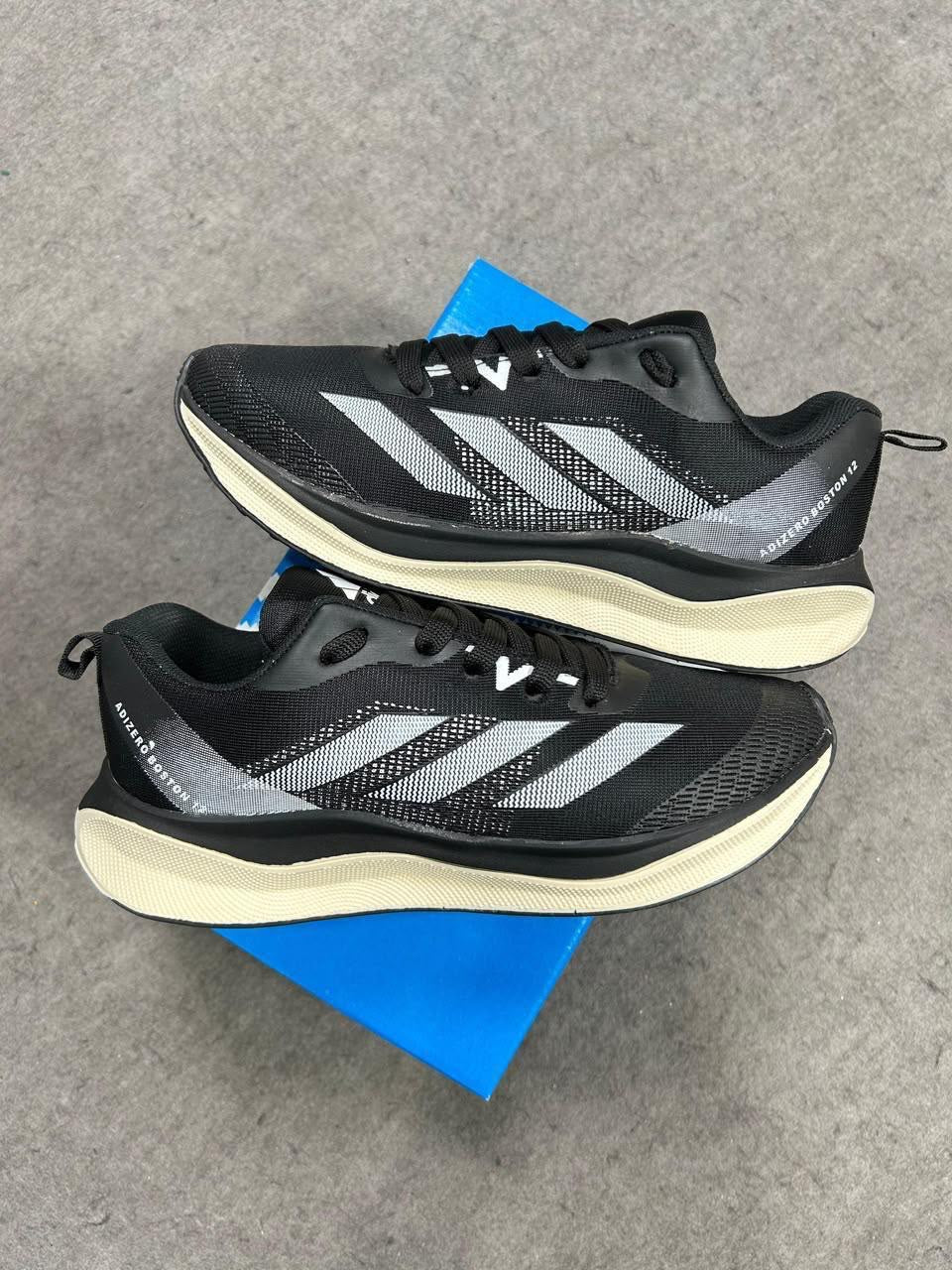 ADIZERO BOOST PRETO E BRANCO